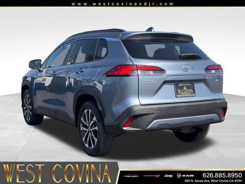 Used 2023 Toyota Corolla Cross XLE w/ Convenience Package FWD image 5