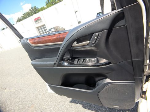 Used 2017 Lexus LX 570 4WD image 28