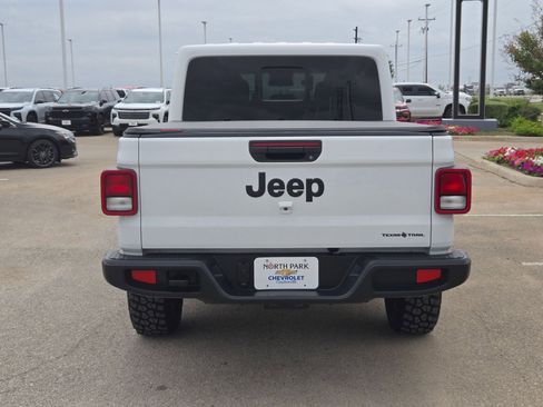 Used 2025 Jeep Gladiator Sport image 4