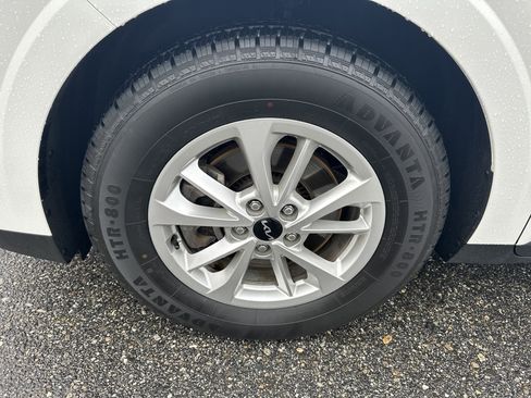 Used 2023 Kia Carnival LX image 12