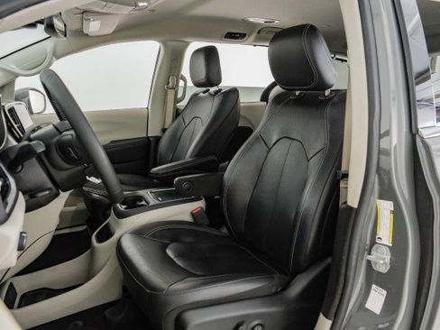 Used 2022 Chrysler Pacifica Touring-L image 25