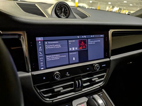 Certified 2025 Porsche Macan image 37