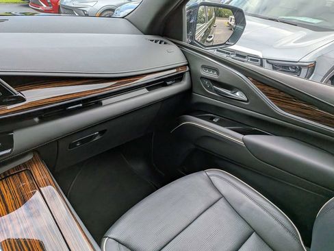 Certified 2021 Cadillac Escalade Premium Luxury w/ LPO, Illumination Package AWD/4WD image 17