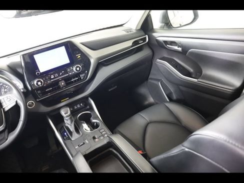 Used 2024 Toyota Highlander XLE FWD image 30
