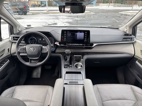 Used 2024 Toyota Sienna Limited image 22