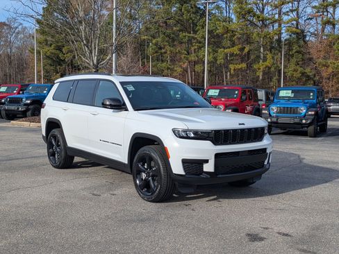 New 2025 Jeep Grand Cherokee L Altitude image 3