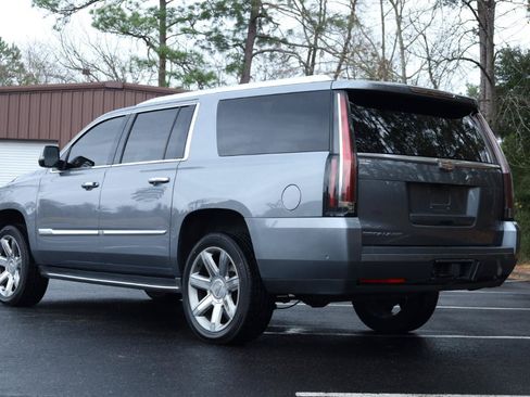 Used 2019 Cadillac Escalade ESV Luxury RWD image 3