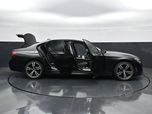 Used 2018 BMW 750i w/ Executive Package RWD image 42