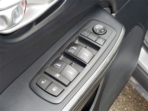 Used 2016 Jeep Cherokee Limited image 11