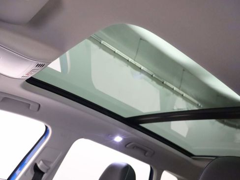 Certified 2023 Volkswagen Taos SE w/ Panoramic Sunroof Package image 19