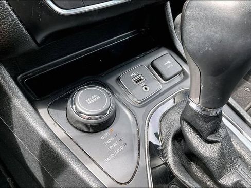 Used 2020 Jeep Cherokee Limited AWD/4WD image 16