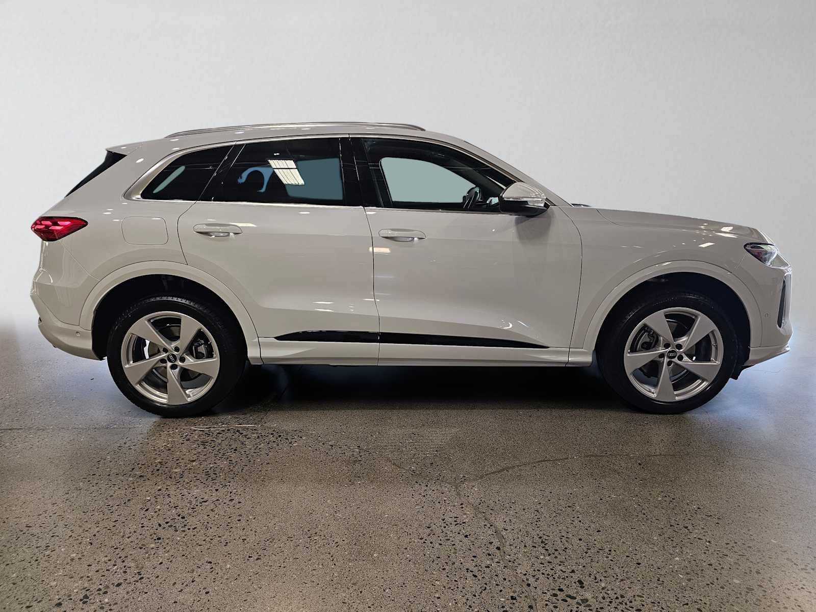 Used 2025 Audi Q5 Premium w/ Convenience Package AWD/4WD image 2
