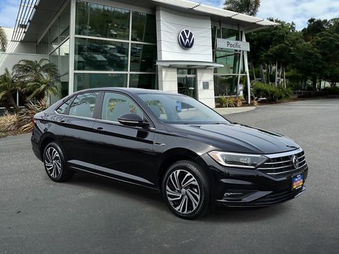 Used 2020 Volkswagen Jetta SEL Premium image 3