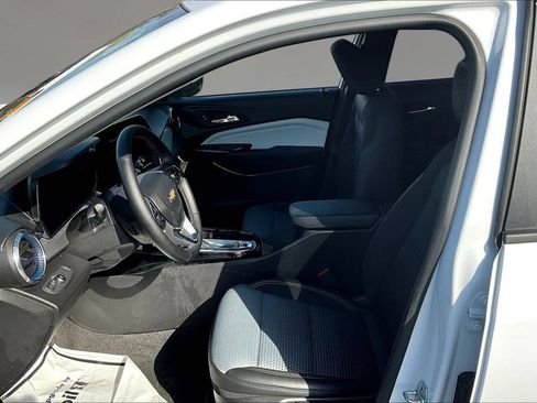 Used 2025 Chevrolet Trax LT w/ Sunroof Package FWD image 18