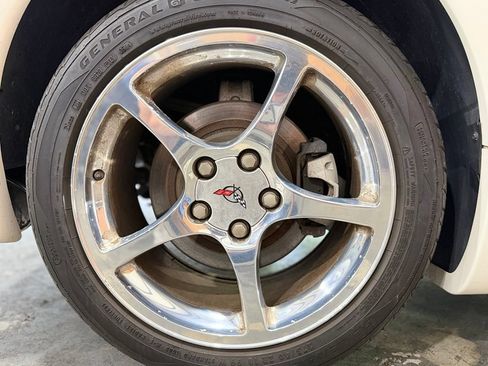 Used 2001 Chevrolet Corvette Convertible w/ Preferred Equipment Group2 RWD image 12