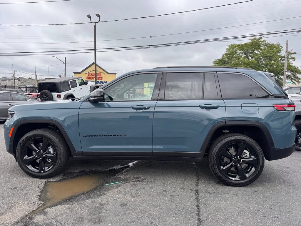 New 2026 Jeep Grand Cherokee Limited w/ Limited Altitude Package AWD/4WD image 4