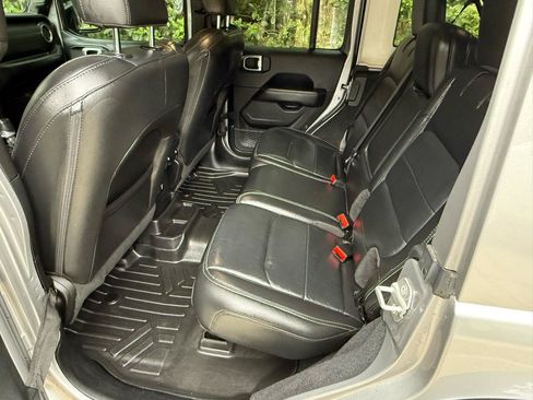 Used 2019 Jeep Wrangler Unlimited Sahara AWD/4WD image 10