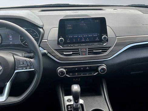 Used 2025 Nissan Altima 2.5 SV FWD image 10