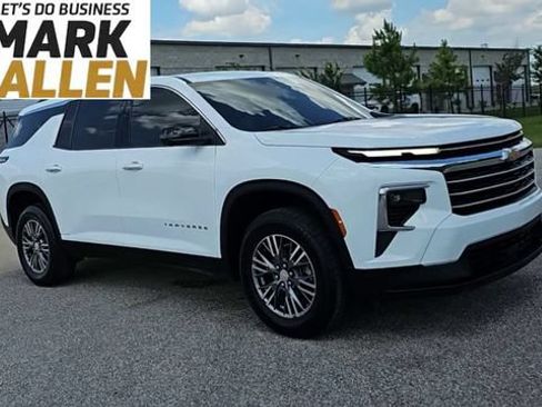 Used 2024 Chevrolet Traverse LT FWD image 2