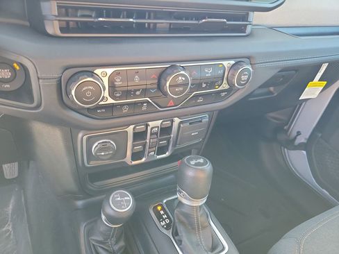 Used 2024 Jeep Wrangler Sahara image 22