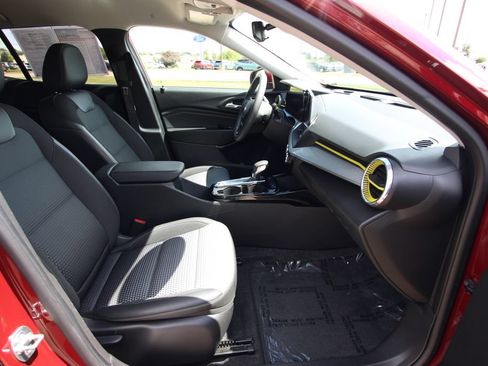 Used 2025 Chevrolet Trax LT FWD image 8