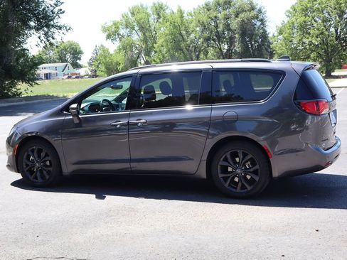 Used 2019 Chrysler Pacifica Limited w/ Advanced Safetytec Group FWD image 8