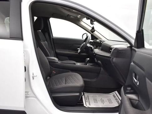Used 2025 Nissan Kicks SV AWD/4WD image 17