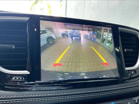 Used 2023 Chrysler Pacifica Touring-L FWD image 12