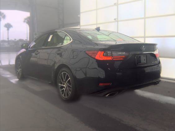Used 2017 Lexus ES 350 w/ Luxury Package FWD image 2