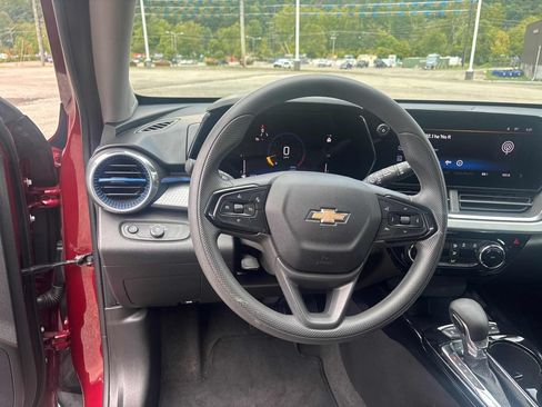 Used 2025 Chevrolet Trax LT FWD image 12