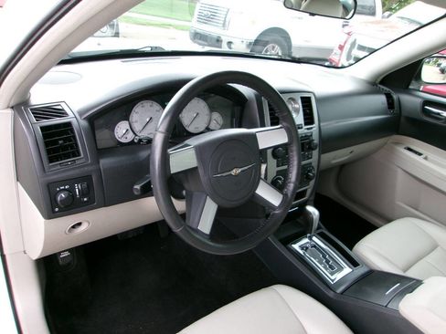 Used 2007 Chrysler 300 Touring RWD image 8