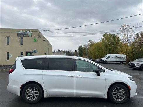 Certified 2024 Chrysler Pacifica Touring-L image 12