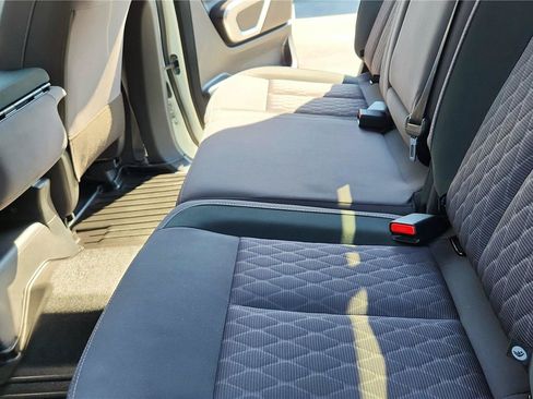 Used 2022 Nissan Titan SV AWD/4WD image 18