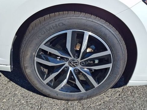 Used 2026 Volkswagen Jetta SE FWD image 8