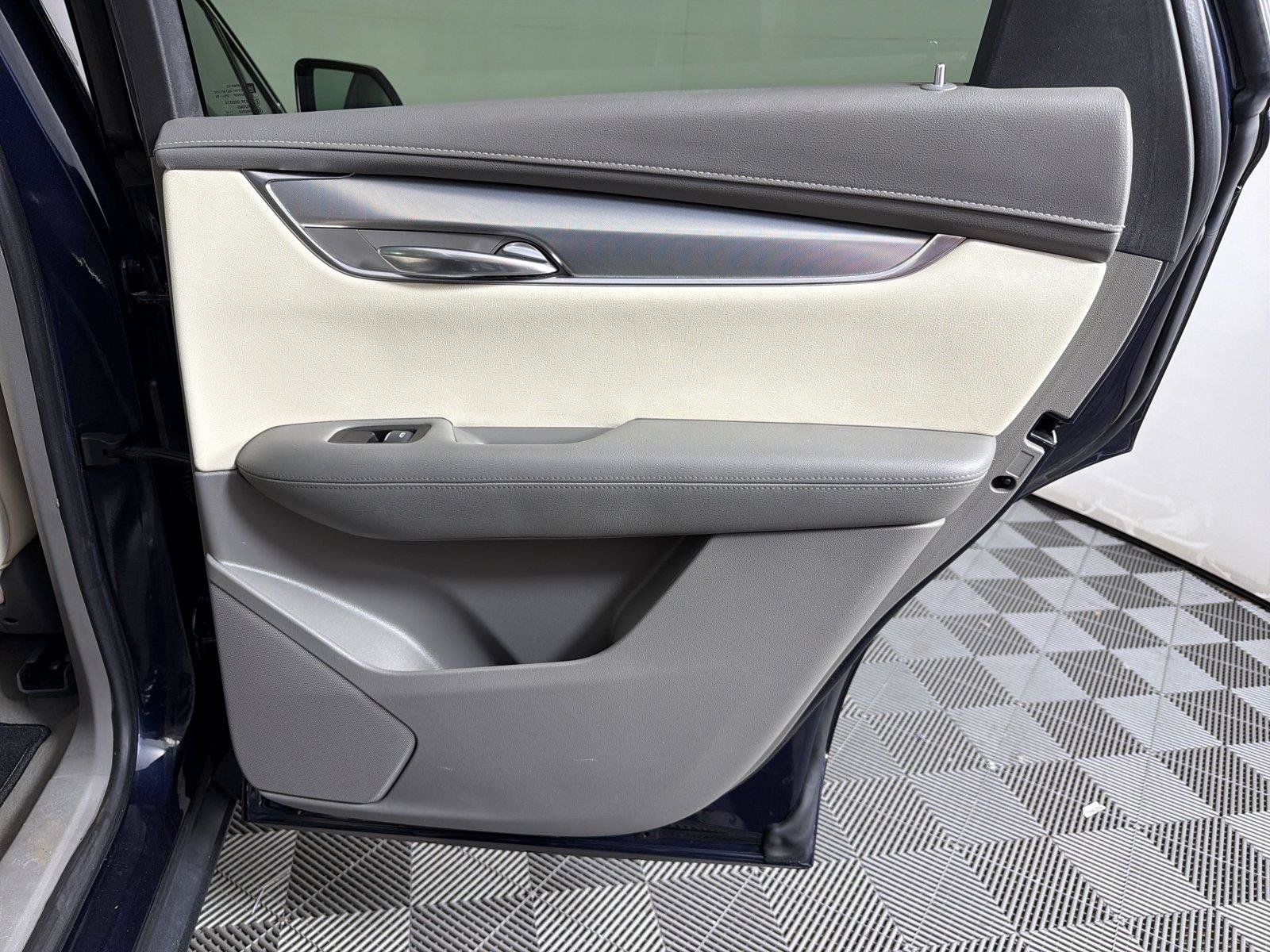 Used 2017 Cadillac XT5 Luxury FWD image 14