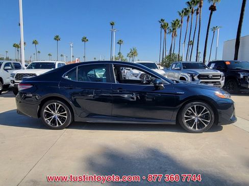 Certified 2018 Toyota Camry SE image 3