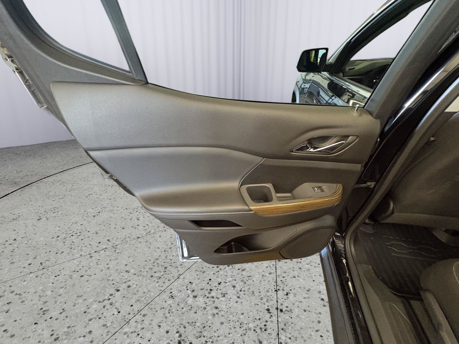 Used 2022 GMC Acadia SLE w/ Driver Convenience Package FWD image 18