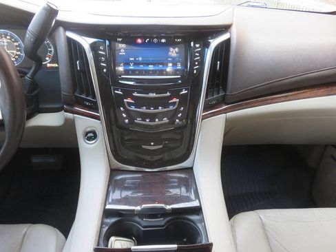 Used 2015 Cadillac Escalade Luxury AWD/4WD image 16