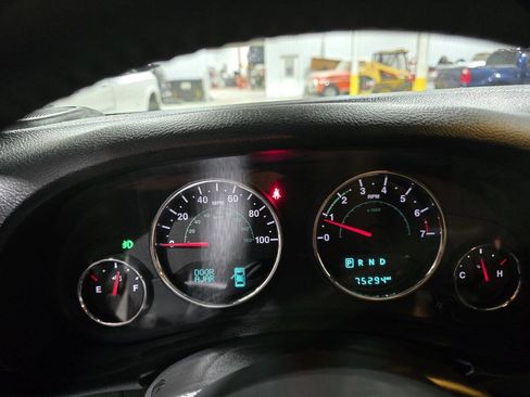 Used 2017 Jeep Wrangler Unlimited Sahara w/ Connectivity Group image 32