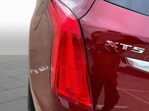 Used 2018 Cadillac XT5 FWD image 29