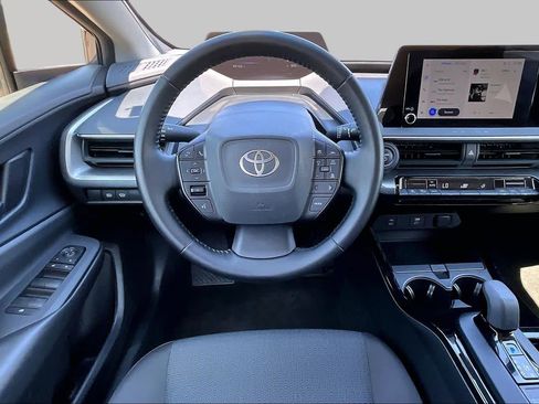 Used 2025 Toyota Prius LE FWD image 6