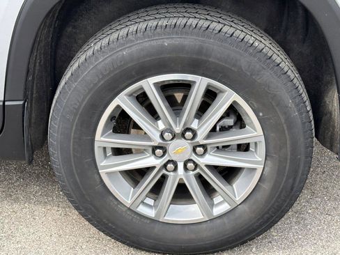 Used 2023 Chevrolet Traverse LT image 8