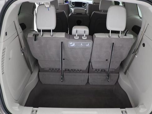 Used 2018 Chrysler Pacifica Touring-L image 28