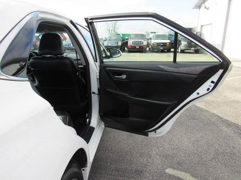 Used 2017 Toyota Camry SE w/ Moonroof Package image 24