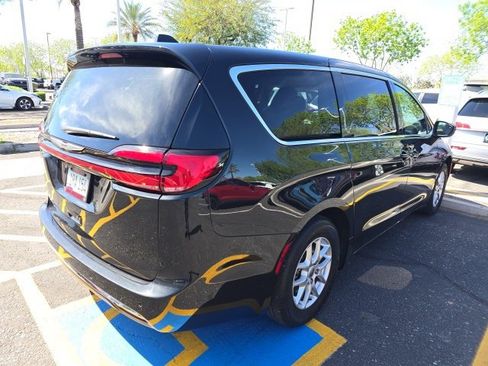 Used 2023 Chrysler Pacifica Touring-L image 7