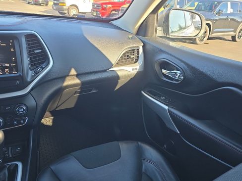 Used 2018 Jeep Cherokee Trailhawk AWD/4WD image 22