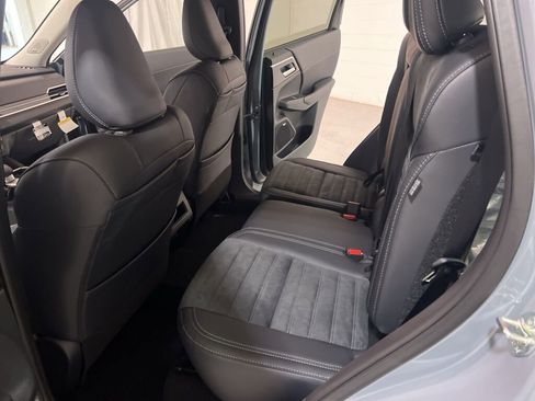 New 2025 Mitsubishi Outlander SE image 12