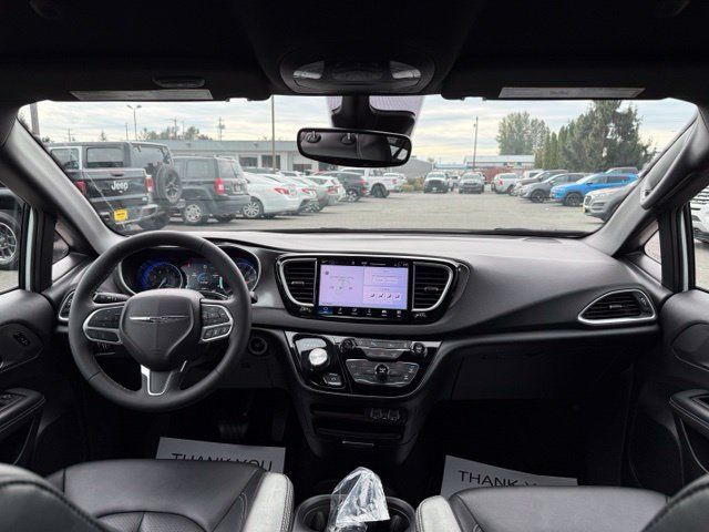 Used 2025 Chrysler Pacifica Select FWD image 21