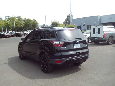 Used 2018 Ford Escape SE w/ SE Sport Appearance Package AWD/4WD image 3
