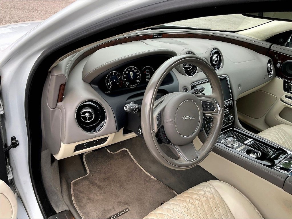 Used 2016 Jaguar XJ L Portfolio RWD image 4